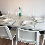 Daire Lime Homes: Balkon, Kueche, Netflix